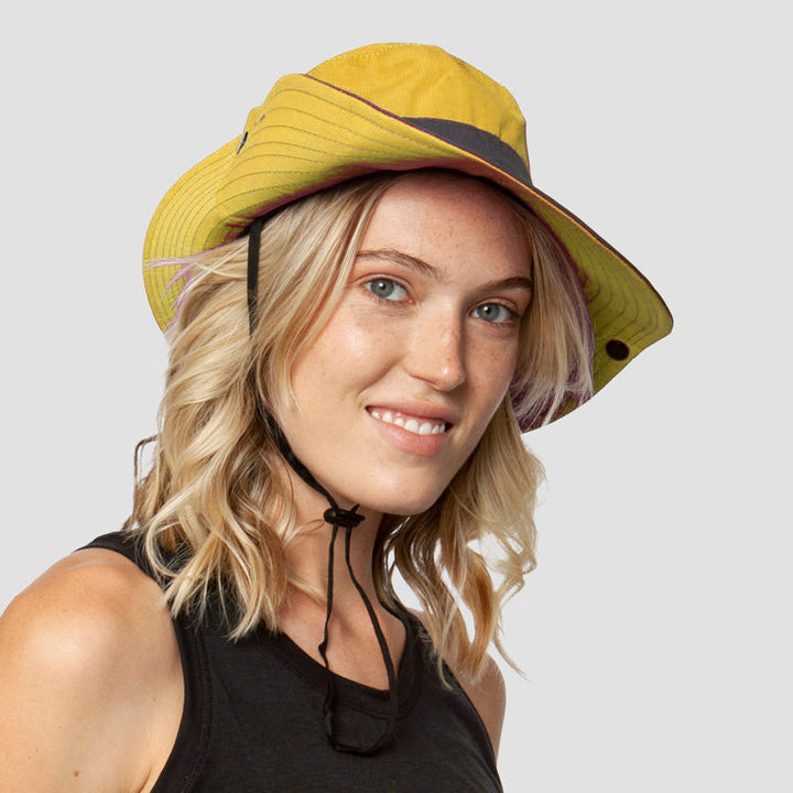 Elegante sombrero de sol para mujer, plegable, protección UV, perfecto para playa y viajes.