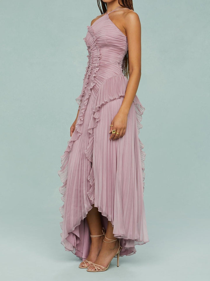 Vestido de fiesta púrpura con volantes. Escote halter, diseño moderno para eventos nocturnos.