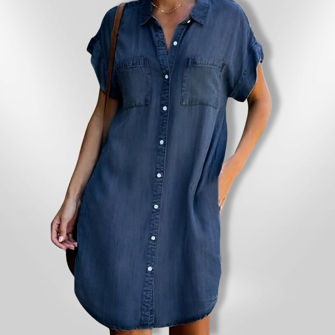 Moda casual de verano: Vestido vaquero de mujer con diseño de botones. Prenda de mezclilla cómoda y con estilo.