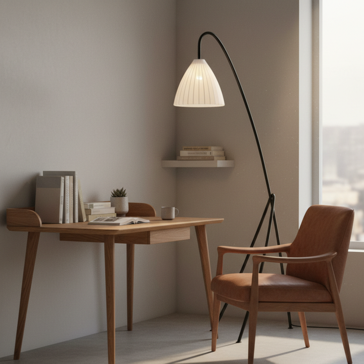 Iluminación interior: Lámpara de pie moderna con base trípode y pantalla plisada para sala de estar.