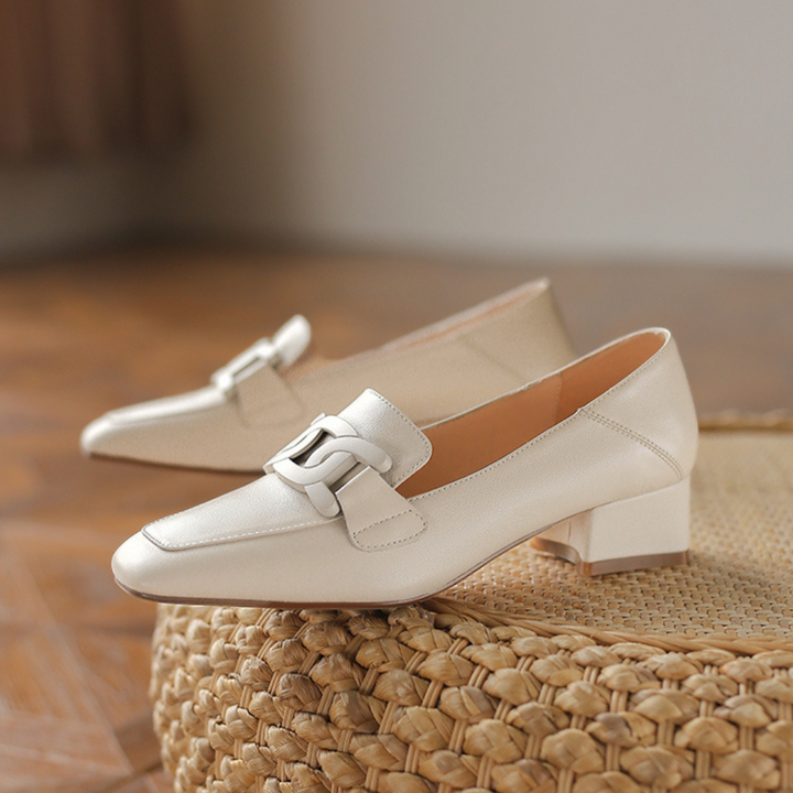 Calzado femenino marrón con plataforma, elegante y versátil para primavera y verano.