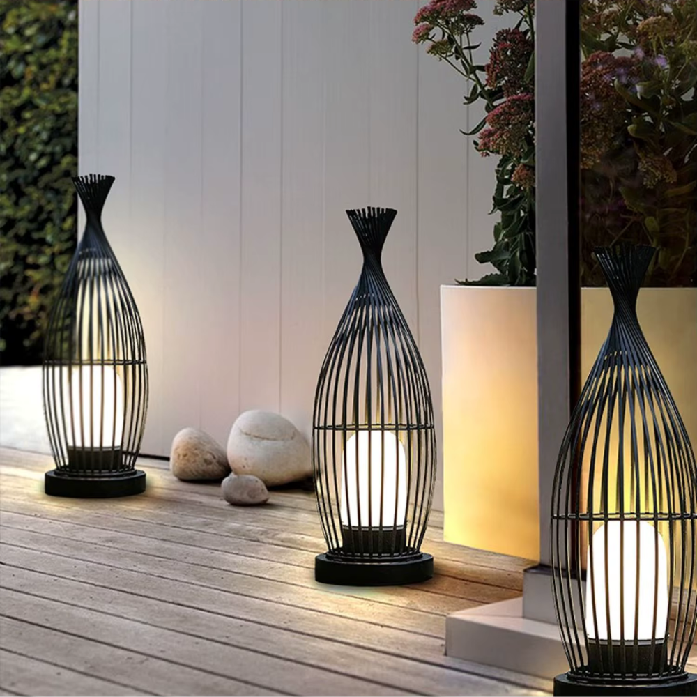 Lámpara LED exterior moderna, perfecta para iluminar tu patio o jardín con estilo.