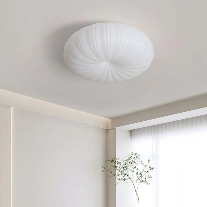Diseño interior con lámpara de techo LED redonda de tela, aportando eficiencia energética y estilo.
