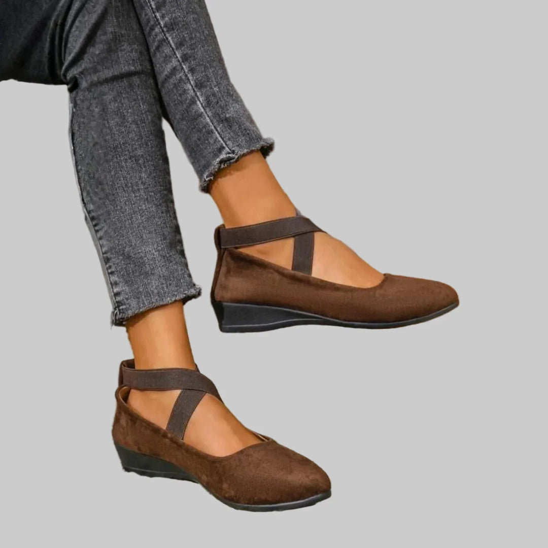 Zapatos de cuña para mujer con diseño de correas cruzadas. Calzado femenino casual, cómodo y con estilo.