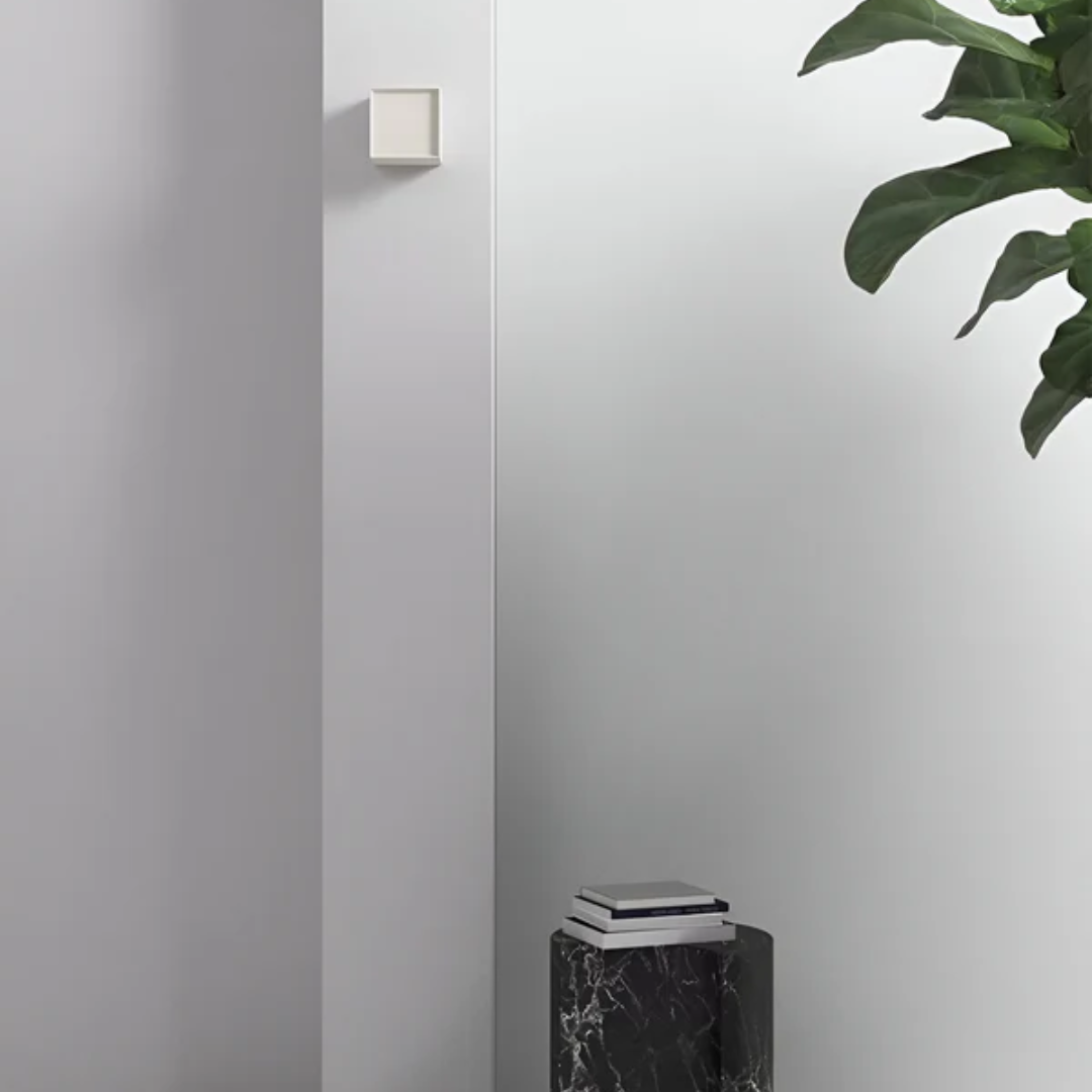 Aplique de pared LED minimalista, inspiración japonesa, para una iluminación interior elegante y funcional en el hogar.