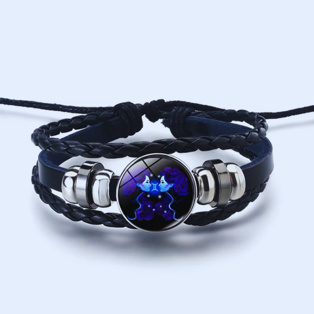 Pulsera zodiacal en la muñeca, mostrando el diseño y aportando armonía.