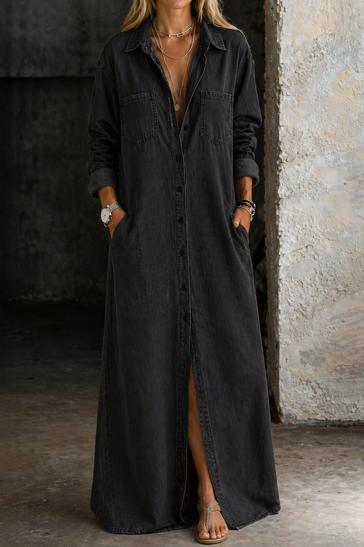 Mujer con vestido camisero largo de moda, con botones, luciendo un look casual-elegante y muy chic.