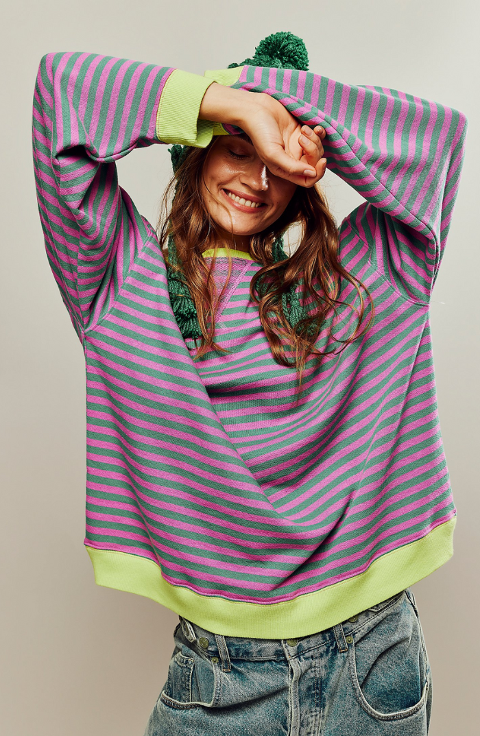 Suéter oversize de rayas vibrantes para mujer, estilo cómodo y casual de otoño.