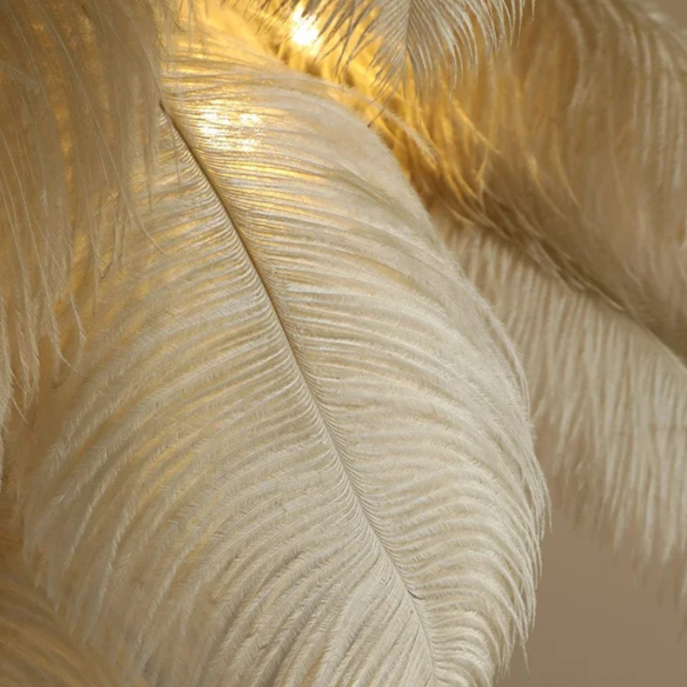 Iluminación de sala: Lámpara de pie con diseño de plumas, moderna y funcional.