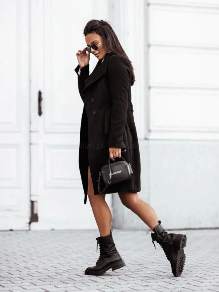 Abrigo trench elegante para mujer, doble botonadura y silueta slim fit, perfecto para estilo casual y formal.