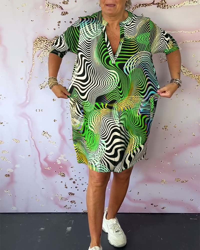 Vestido estampado de ondas abstractas para mujer, corto, con cuello V elegante y bolsillos discretos. Comodidad.