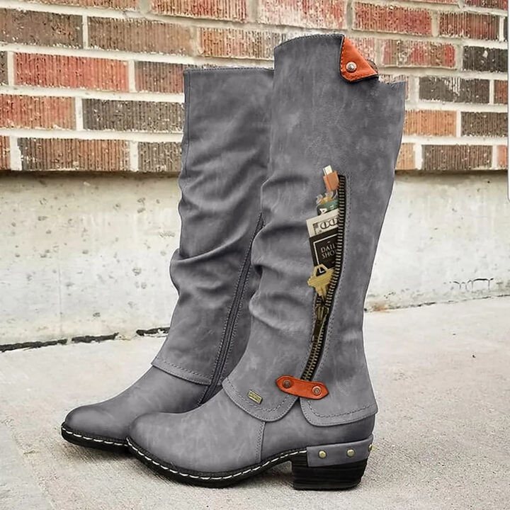 Moda otoño-invierno: botas altas elegantes para mujer con botón metálico. Estilo casual y chic.