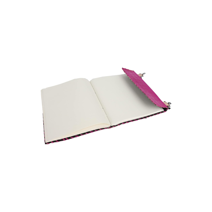 Cuaderno grande de cuero rosa con diseño chakra, ideal para registrar pensamientos y dibujos artísticos.