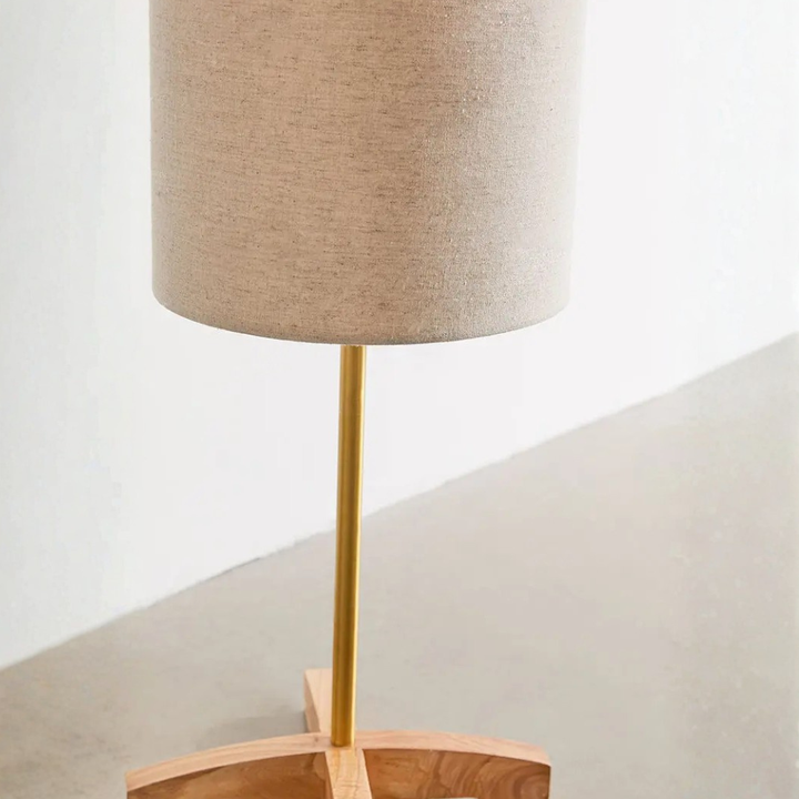 Lámpara de pie Nomi con luz LED. Perfecta para lectura y diseño Japandi en tu sala o estudio.