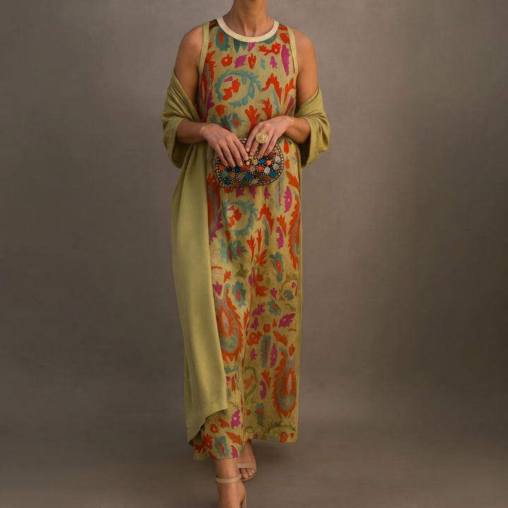 Conjunto de vestido largo fluido y chaleco abierto para mujer. Estilo chic de primavera, colores vibrantes.