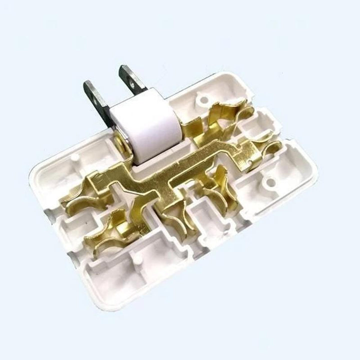 Solución compacta para cables: adaptador de enchufe blanco giratorio 180° con 3 tomas eléctricas para hogar.