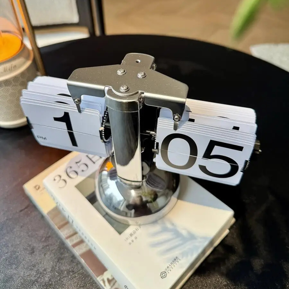 Reloj de mesa con mecanismo de volteo. Diseño retro-moderno, un clásico funcional para el hogar.