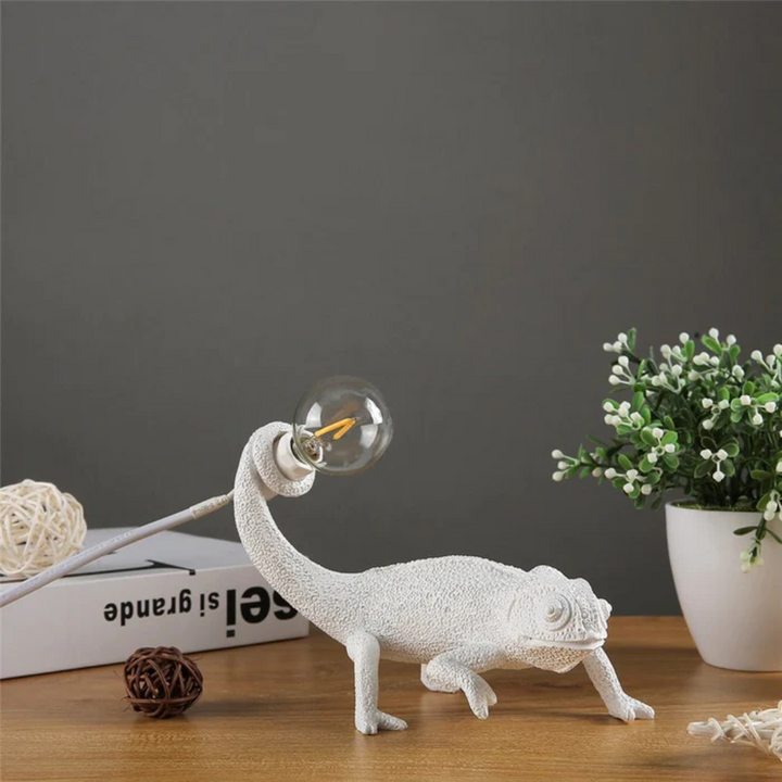 Lámpara LED de mesa con gecko, crea luz ambiental cálida; resina y diseño único para decoración del hogar.