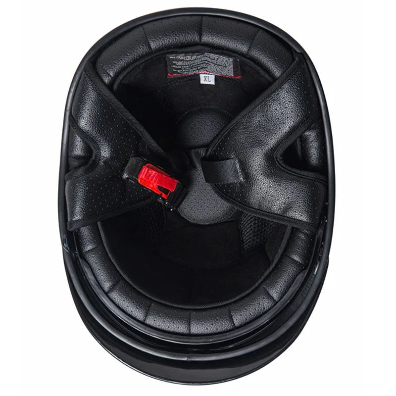 Detalle de casco de moto abierto de fibra de carbono, acabado premium y certificaciones DOT/ECE.