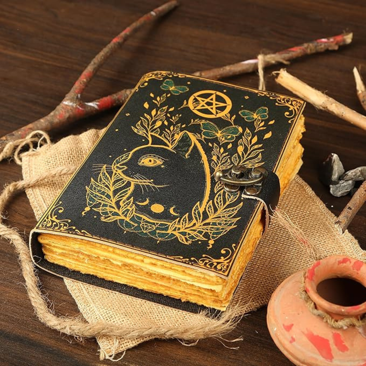 Cuaderno vintage de piel con gato místico grabado, para escribir, diario personal o notas.