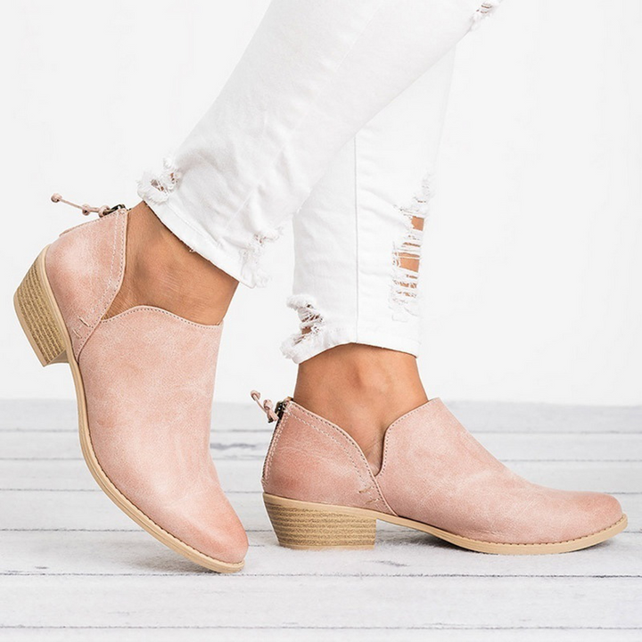 Botines elegantes de tacón bajo en color beige para mujer, ideales para un look de moda femenina con confort.