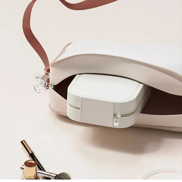 Mujer aplicando maquillaje con el espejo LED del neceser. Herramienta de belleza portátil con luz.