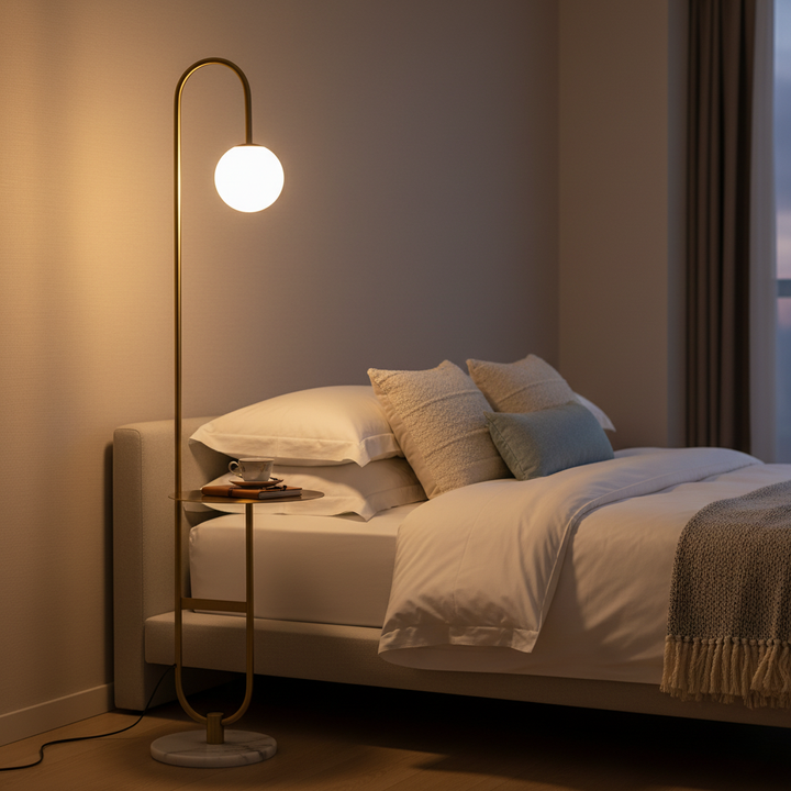 Lámpara de pie con diseño minimalista, mesa lateral integrada, iluminación LED para estilo moderno.