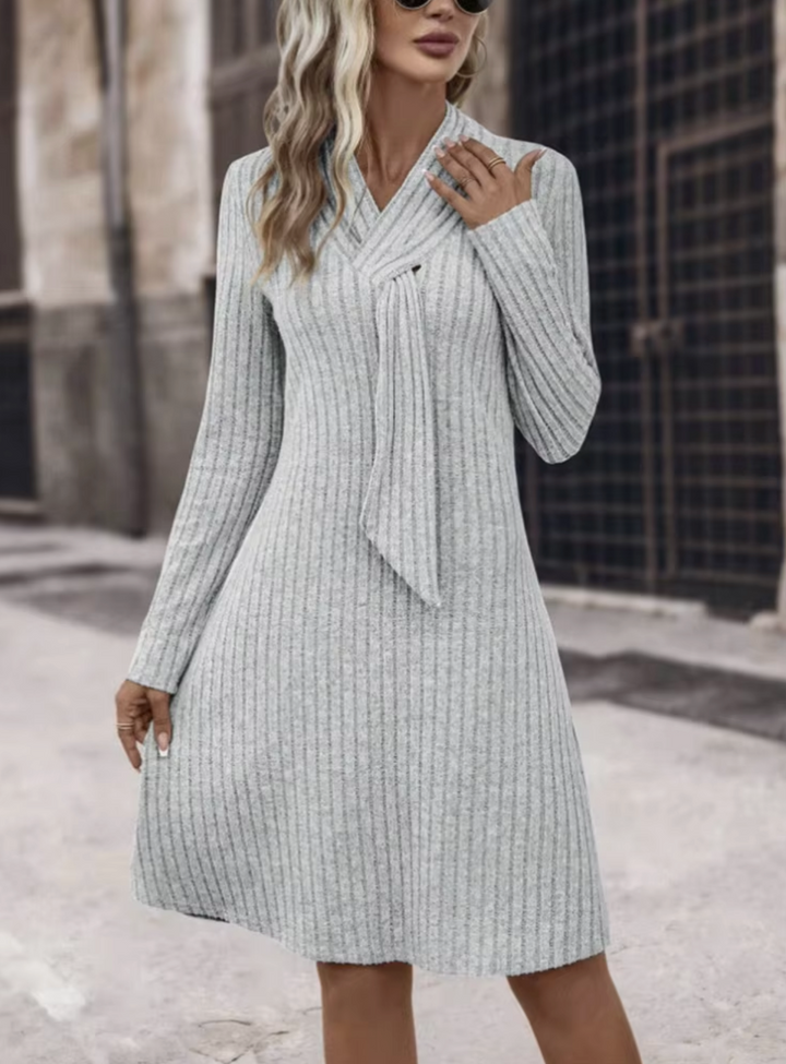 Vestido ALINA gris de manga larga para mujer, elegante y moderno, ideal para invierno u otoño.