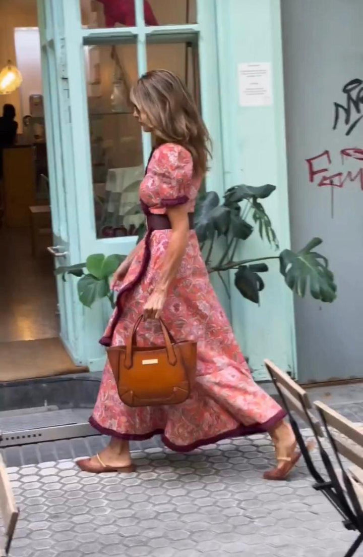 Elegante vestido de fiesta envolvente con modernas mangas abullonadas, un diseño femenino de moda para mujer.
