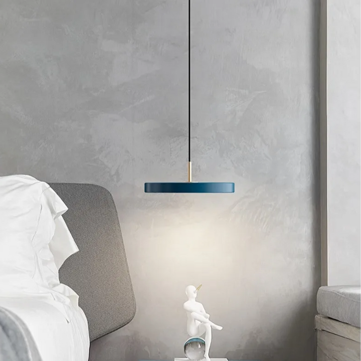 Lámpara LED colgante redonda minimalista, iluminación moderna para dormitorio, diseño interior elegante.
