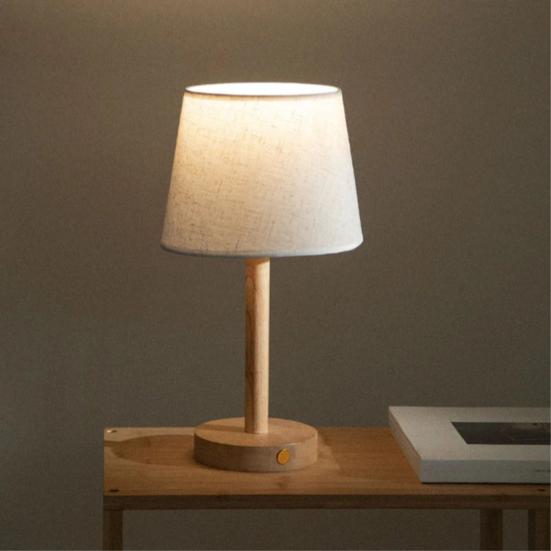 Lámpara de mesa LED inalámbrica de madera, ideal para decoración del hogar minimalista y uso nocturno recargable.