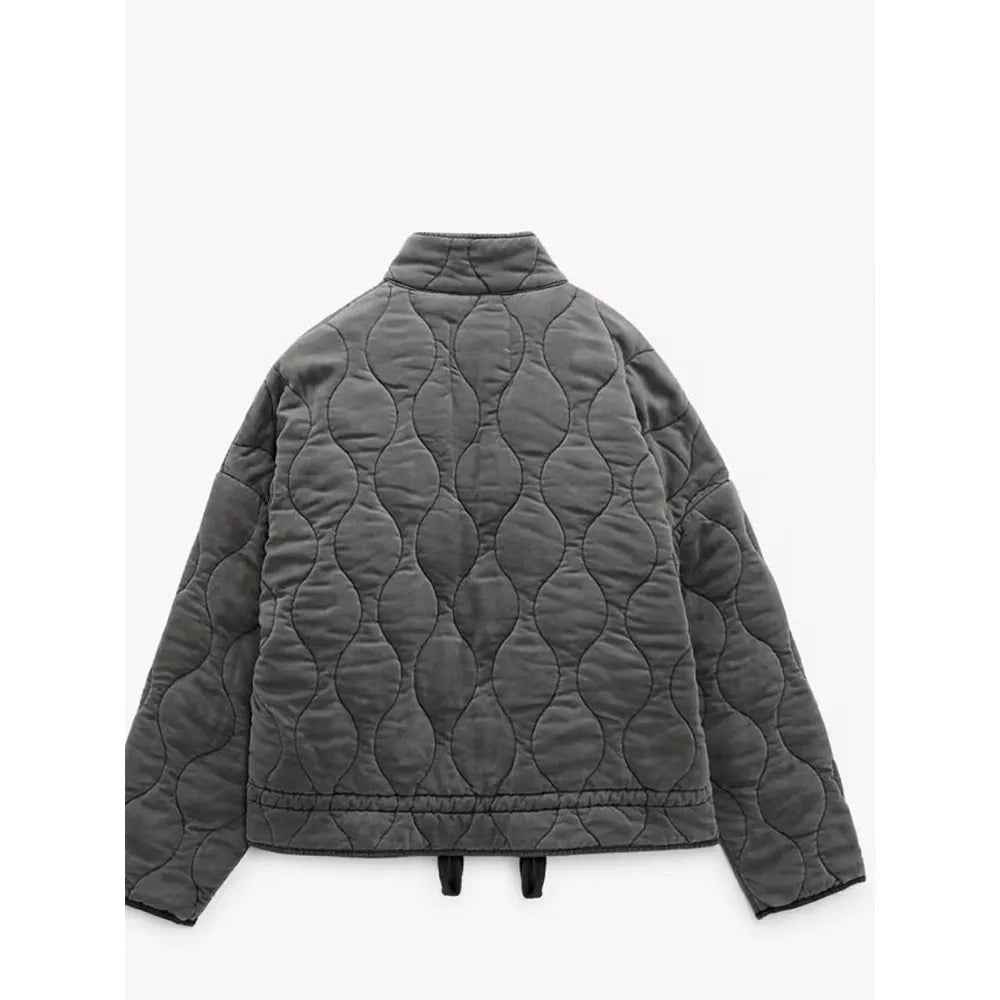 Abrigo mujer acolchado con patrón diamante, ideal para invierno. Chaqueta elegante y moderna que brinda calidez.