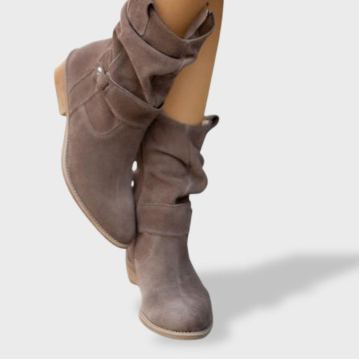Botines de mujer de ante marrón con cremallera lateral. Calzado cómodo y casual de punta redonda para invierno.