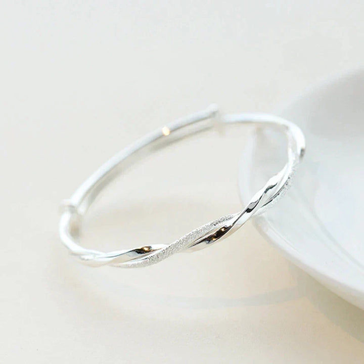 Cierre seguro y pulido de pulsera Elara, joya de plata trenzada para mujer con diseño elegante.