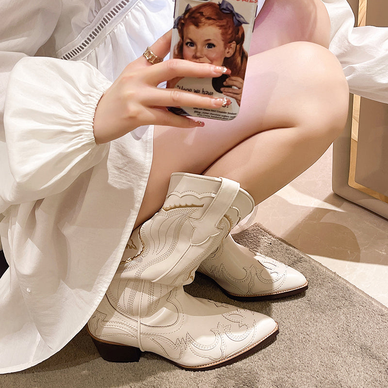 Par de botas western para mujer con intrincados bordados, diseño único y elegante. Calzado de moda para cualquier ocasión.