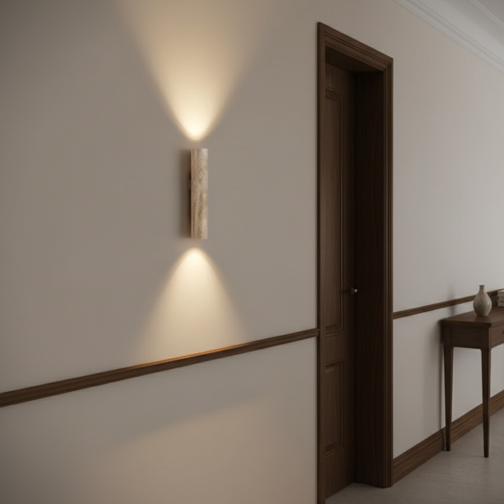 Aplique arquitectónico de travertino con luz LED integrada, perfecto para ambientes modernos.