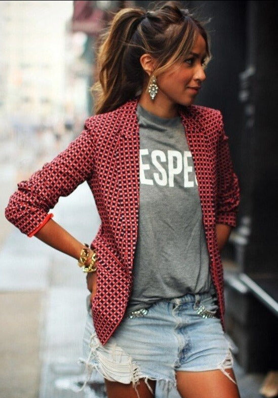 Blazer rojo entallado de mujer, versátil y ligero. Aporta elegancia para outfits casuales y de oficina en primavera.