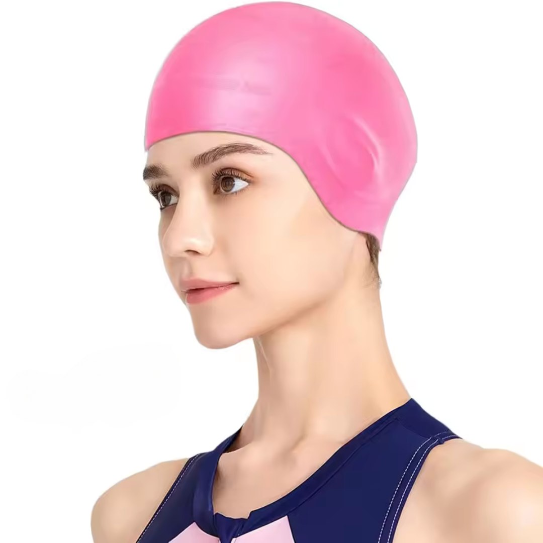 Gorro natación con ajuste cómodo y protección auditiva, accesorio esencial para nadadores.