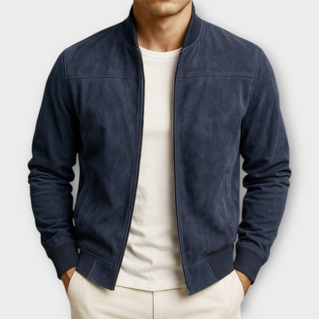 Hombre vistiendo chaqueta bomber elegante. Ideal para exterior, aporta un toque de moda y estilo a tu outfit.
