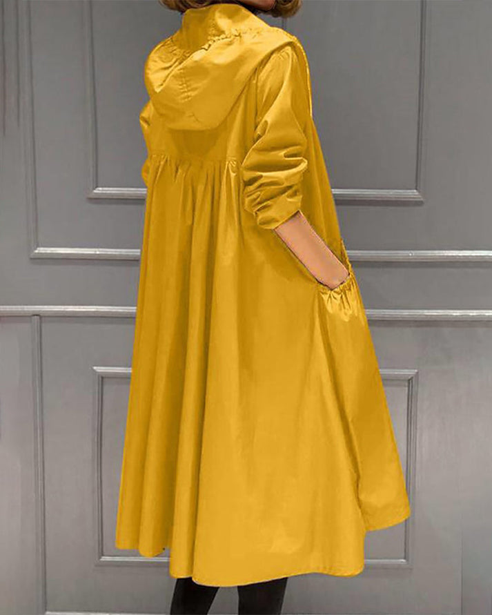 Abrigo largo con capucha ajustable y cierre de cremallera para mujer. Ideal para un look de invierno moderno.