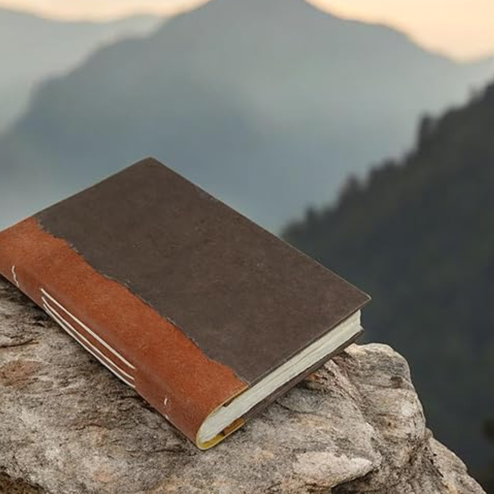 Regalo único: cuaderno artesanal de cuero vintage y papel lokta, ideal para diario o notas.