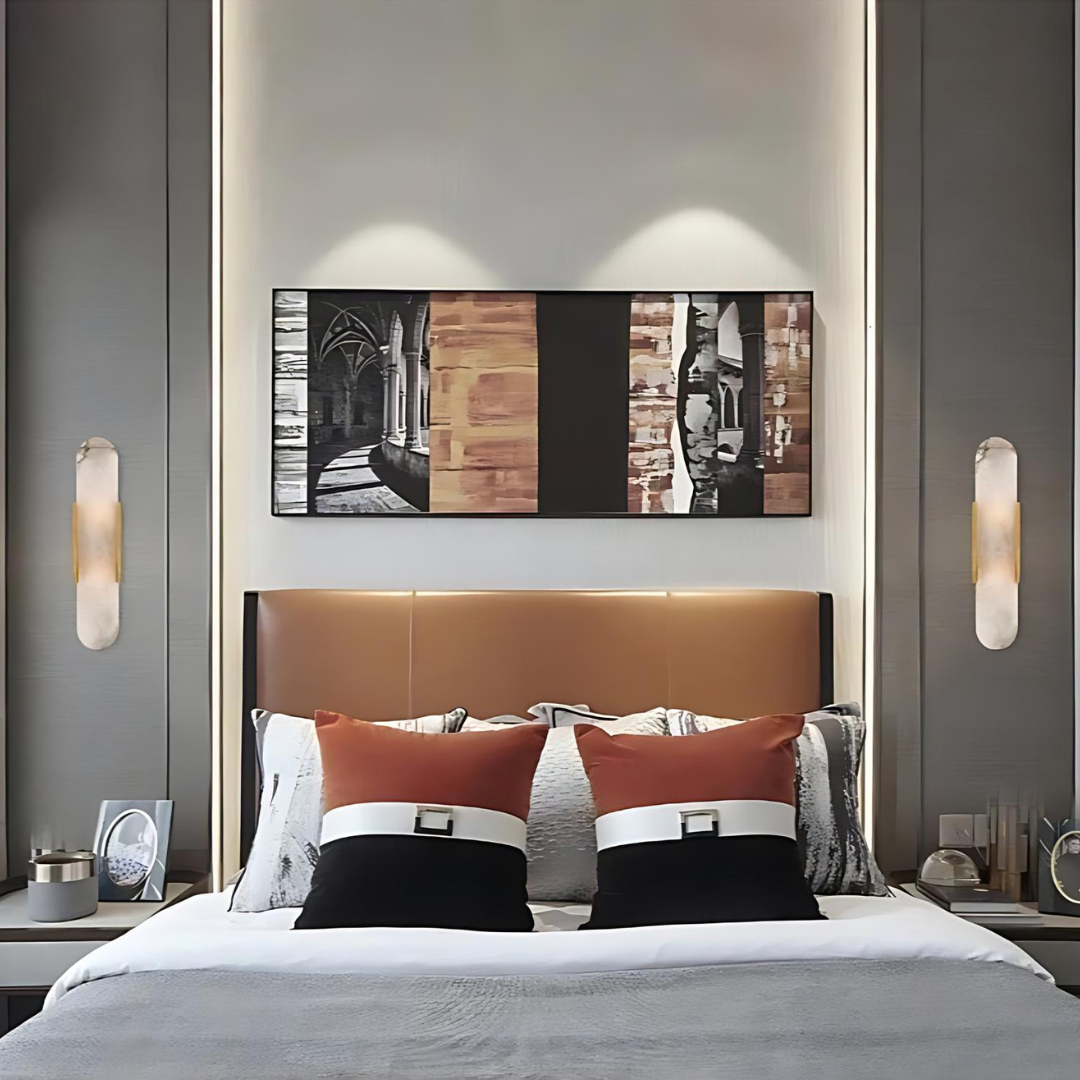 Aplique de pared minimalista con base de mármol y brazo articulado de metal, adaptable a cualquier espacio.