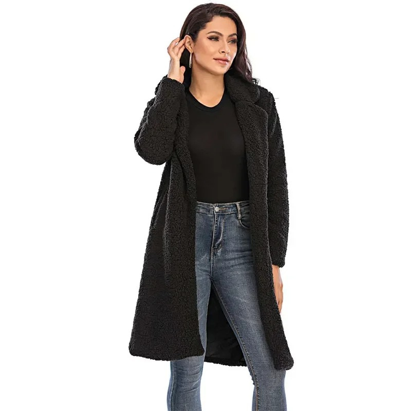 Moda para mujer: abrigo largo de teddy en tono crema, suave y muy abrigador.