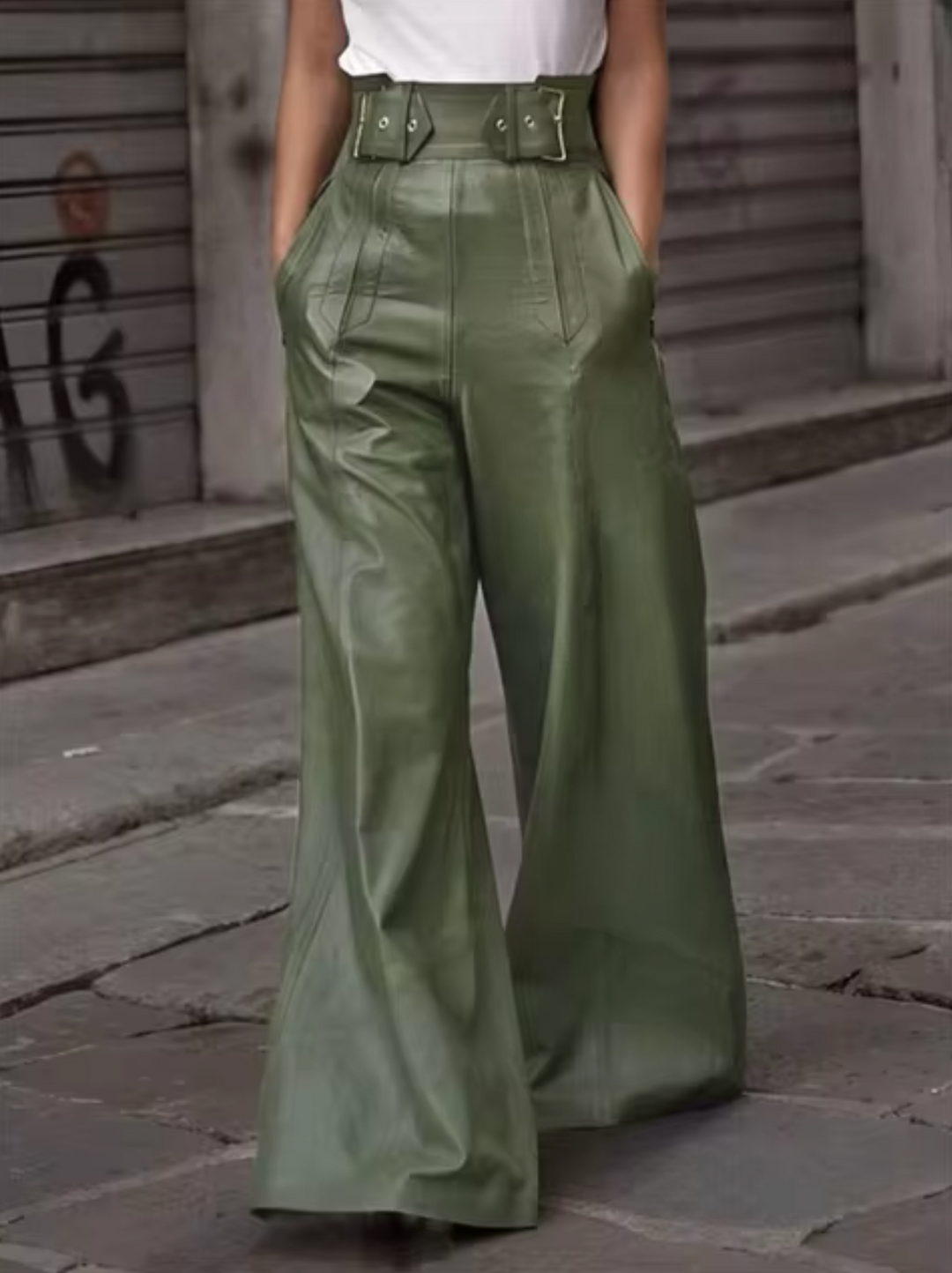 Pantalón ajustado de talle alto para mujer, muy estiloso y en tendencia. Ideal para looks modernos y elegantes de otoño invierno.