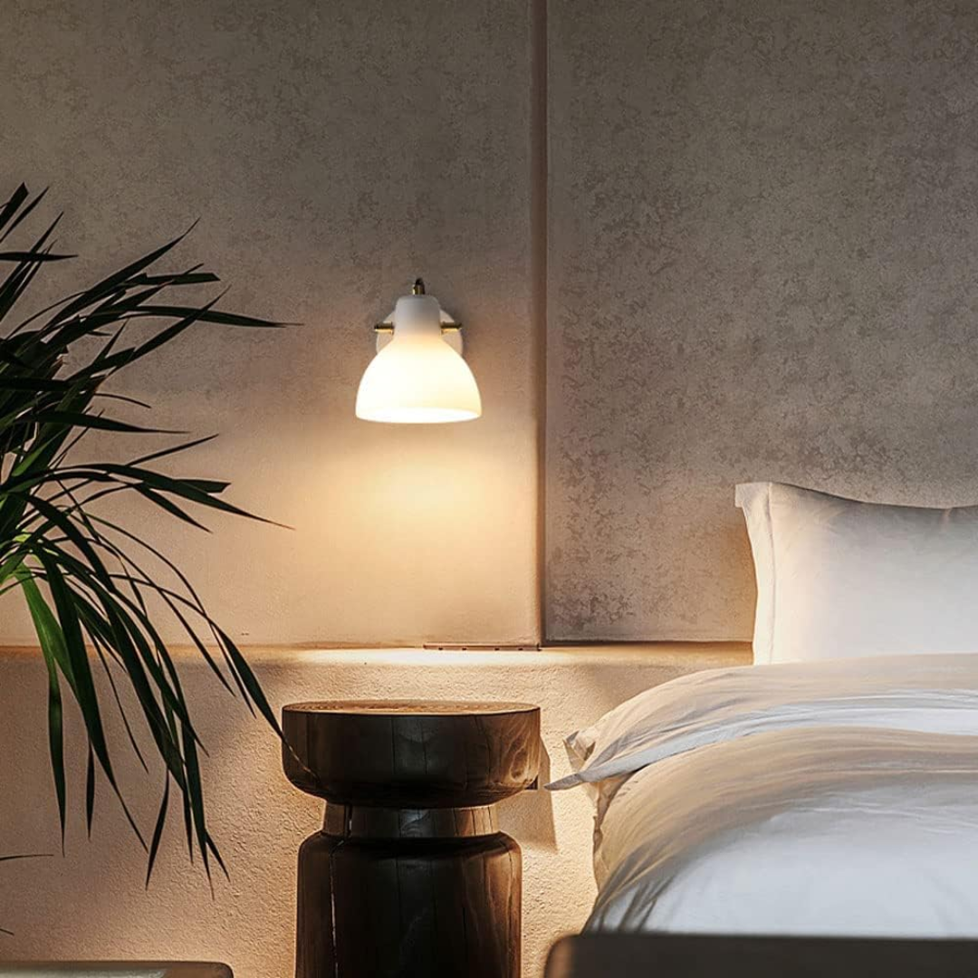 Apliqué de pared moderno con luz ajustable, ideal para dormitorio. Iluminación interior LED cálida y estilo.