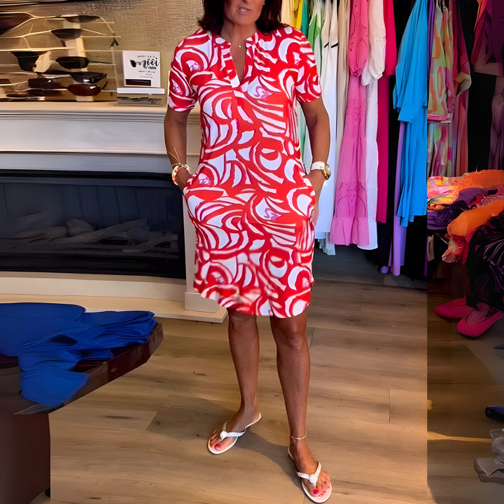 Vestido corto estampado fluido para mujer con mangas cortas y cuello V, ideal para verano casual. Moda femenina cómoda.
