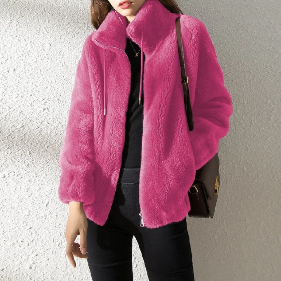 Trench de mujer en ante suave, corte oversized y largo, un básico de ropa elegante.