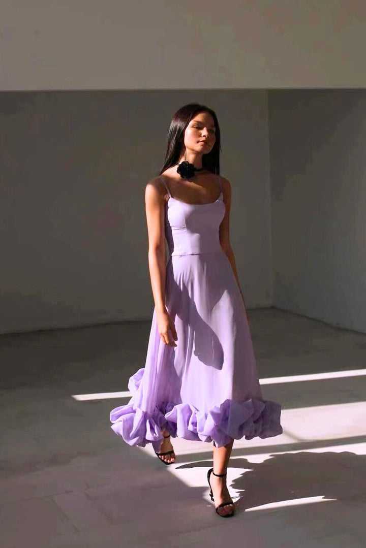 Moda femenina: vestido largo de verano con volantes, escote en V. Perfecto para eventos.
