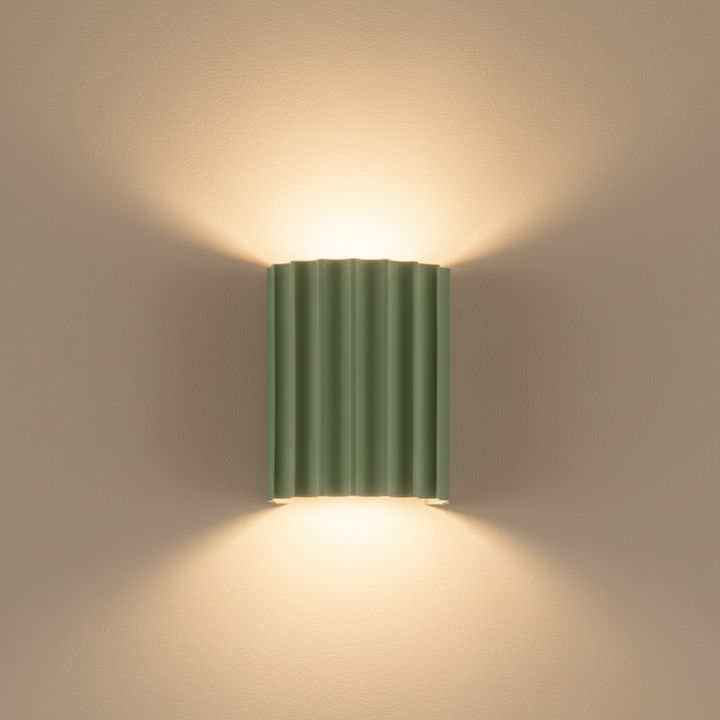 Moderniza tu hogar con el aplique de pared Stria, luz estriada y escultural para interiores elegantes.