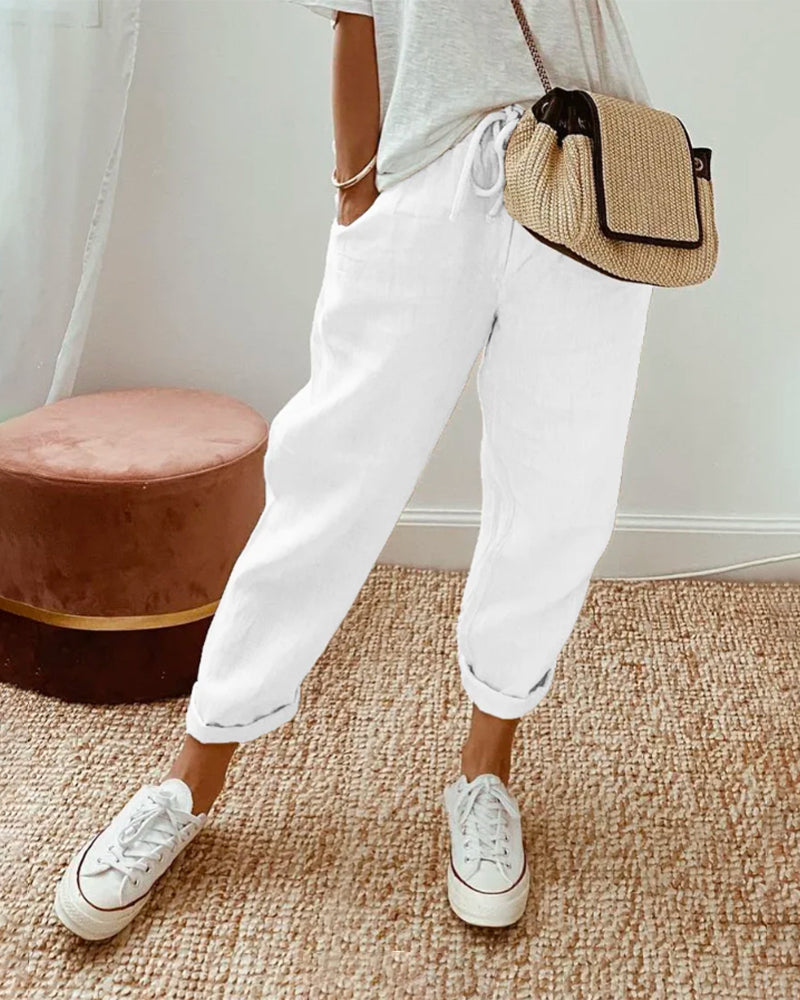 Pantalón fluido blanco para mujer, combina elegancia y comodidad. Una prenda versátil para un look natural.